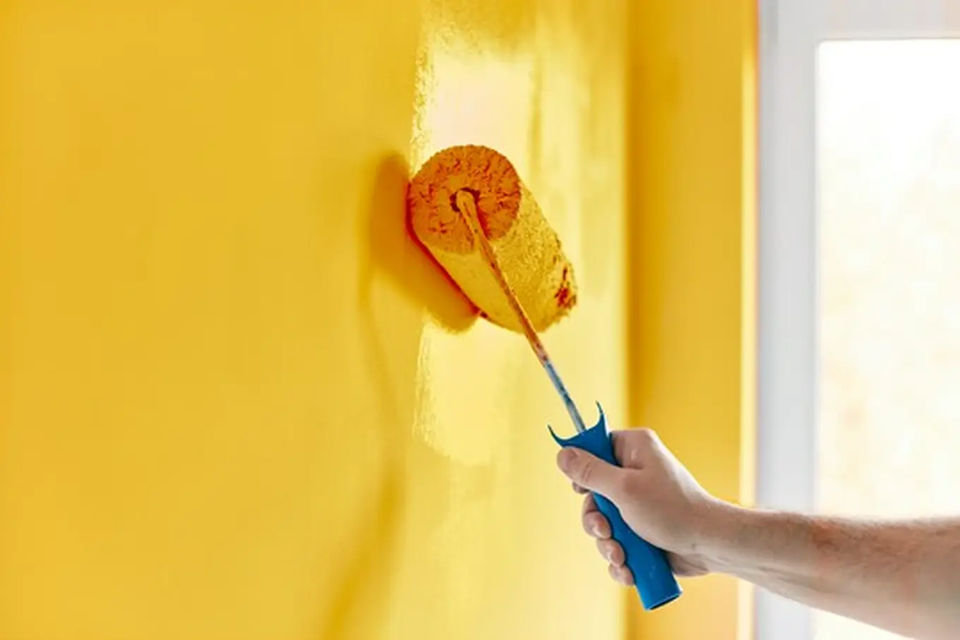 malowanie żółtą farbą